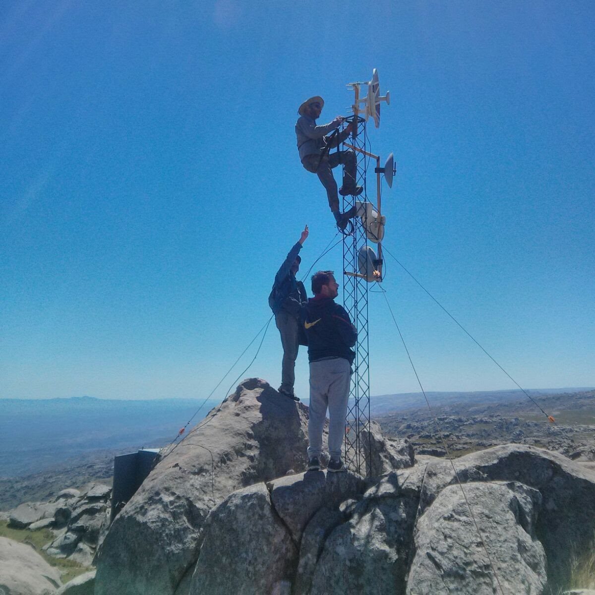 Deployment of Community Networks in the Traslasierra Valley
